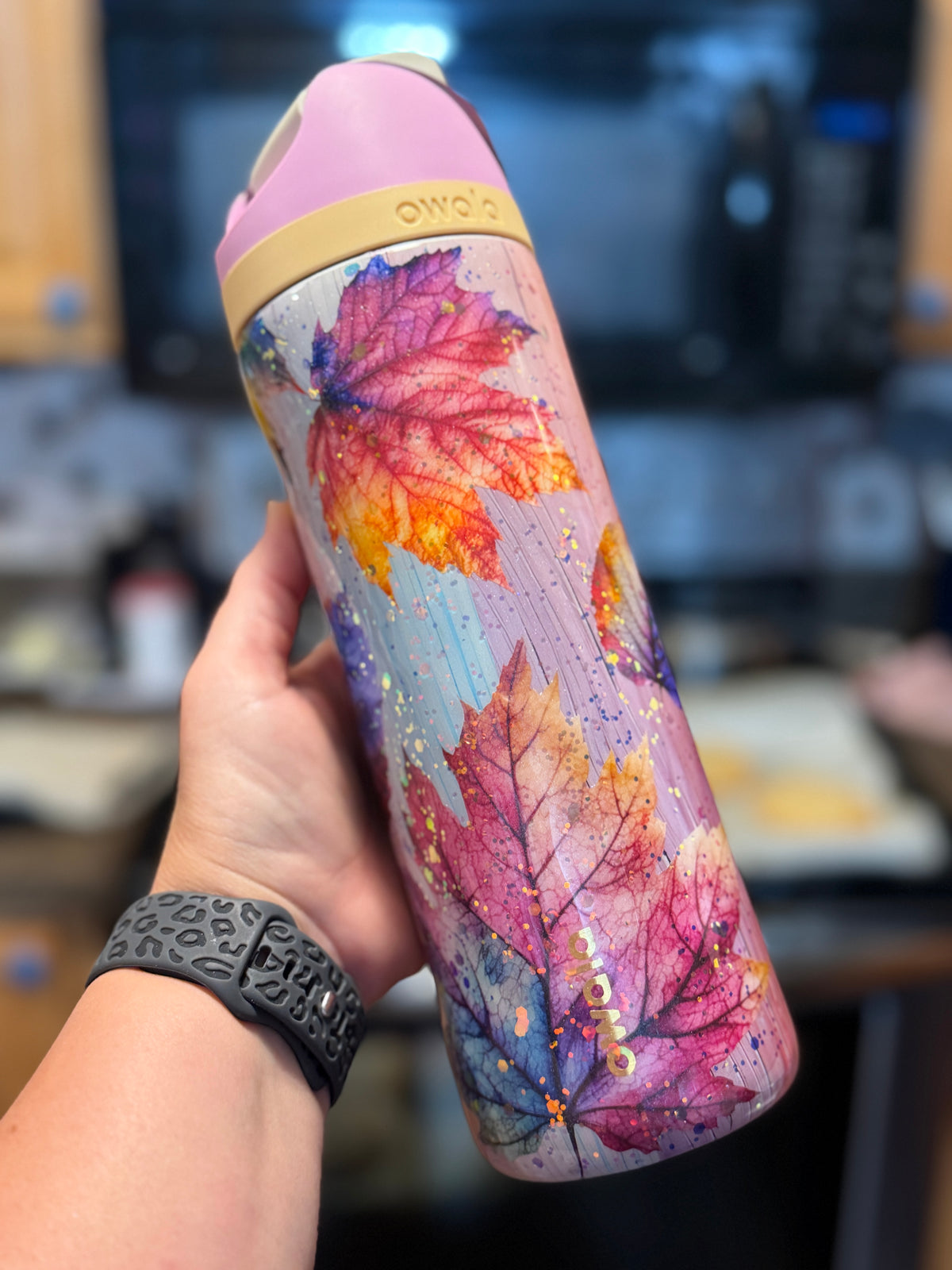 NWOT 24 oz Fully Wrapped Fall Leaves Owala FreeSip